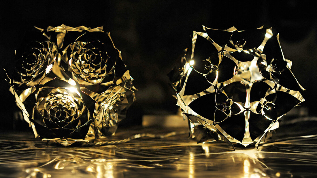 Zwillingsseelen: Stella & Flor de Cerrado von KAGE Gesamtansicht von KAGEs Edelstahl "Zwillingsseelen: Stella & Flor de Cerrado", eine Vereinigung von akribischer Metallarbeit und heiliger Geometrie.