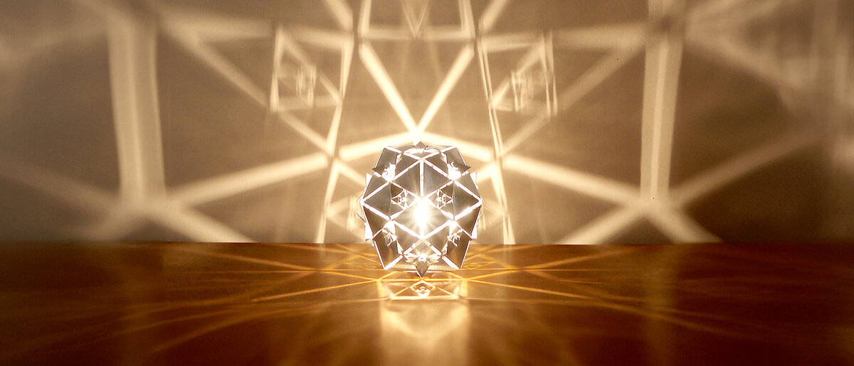 Ikosaeder Platonischer Körper Lampe: Wasser
Frontansicht von KAGEs strahlender hochglanzpolierter Edelstahl Ikosaeder Platonischer Körper Lampe, die das Wasserelement darstellt.