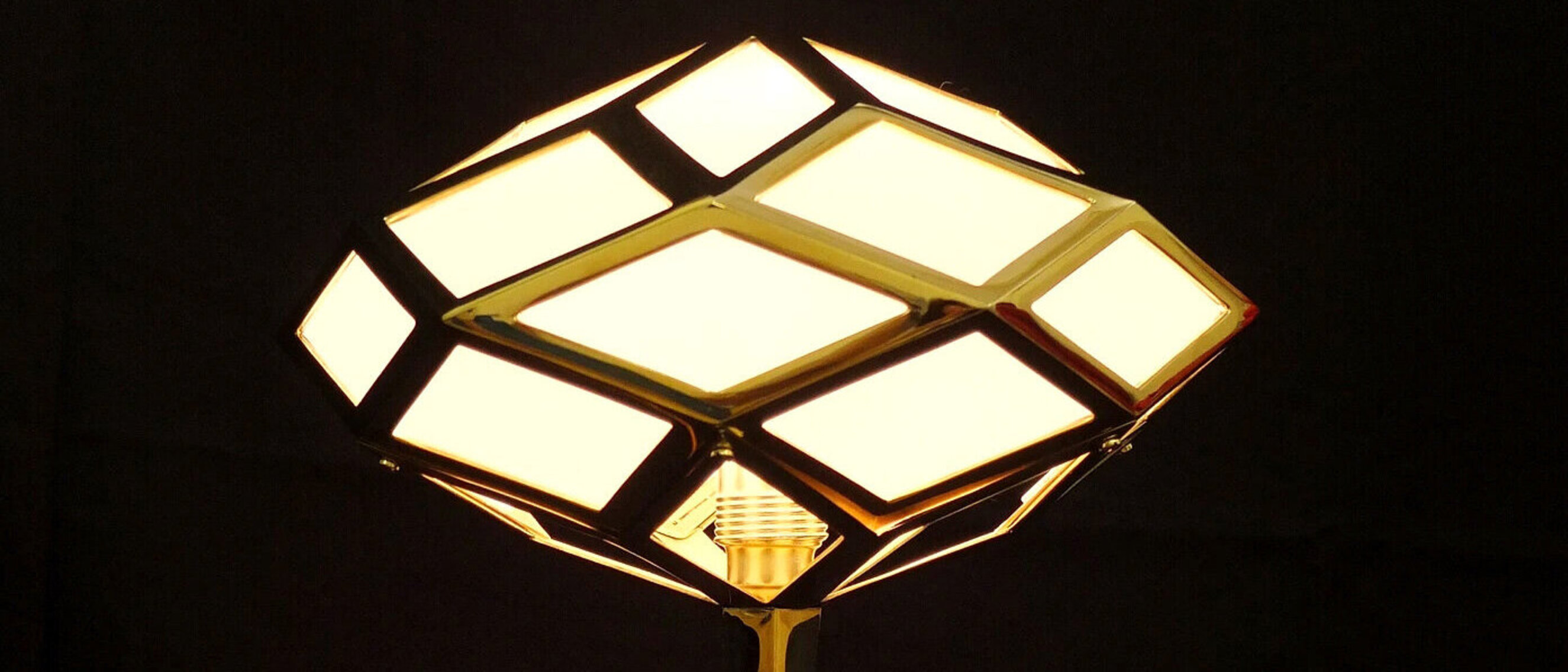 Translucent Matt Glass Lampshade of "The Seed of Life"
A standing lamp with a translucent matt glass lampshade showcasing delicate geometric patterns.