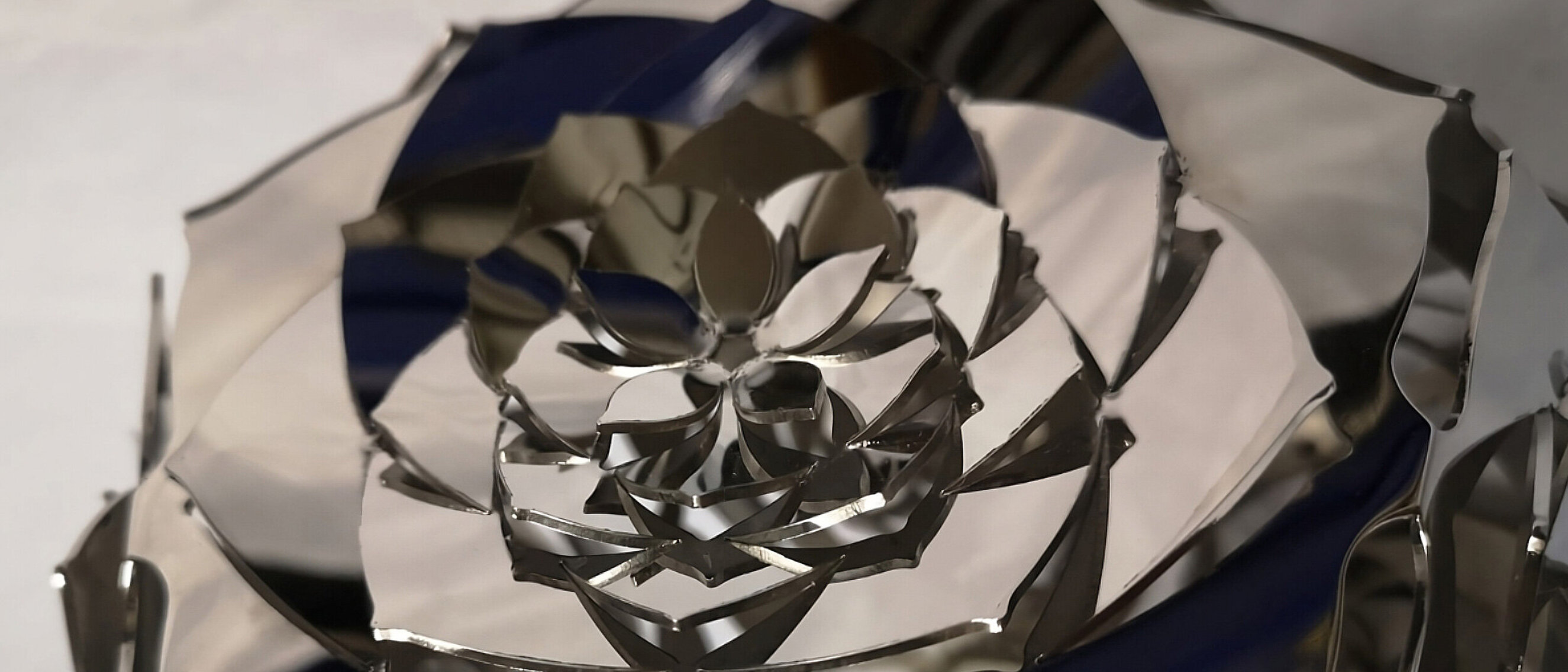 Dodekaeder Platonischer Körper Skulptur: Der Mond (Hochglanz-Finish)
Nahaufnahme von "Der Mond" von KAGE, einem hochglänzenden Edelstahl-Dodekaeder, der die Ruhe und Schönheit mondlichter Abende reflektiert.