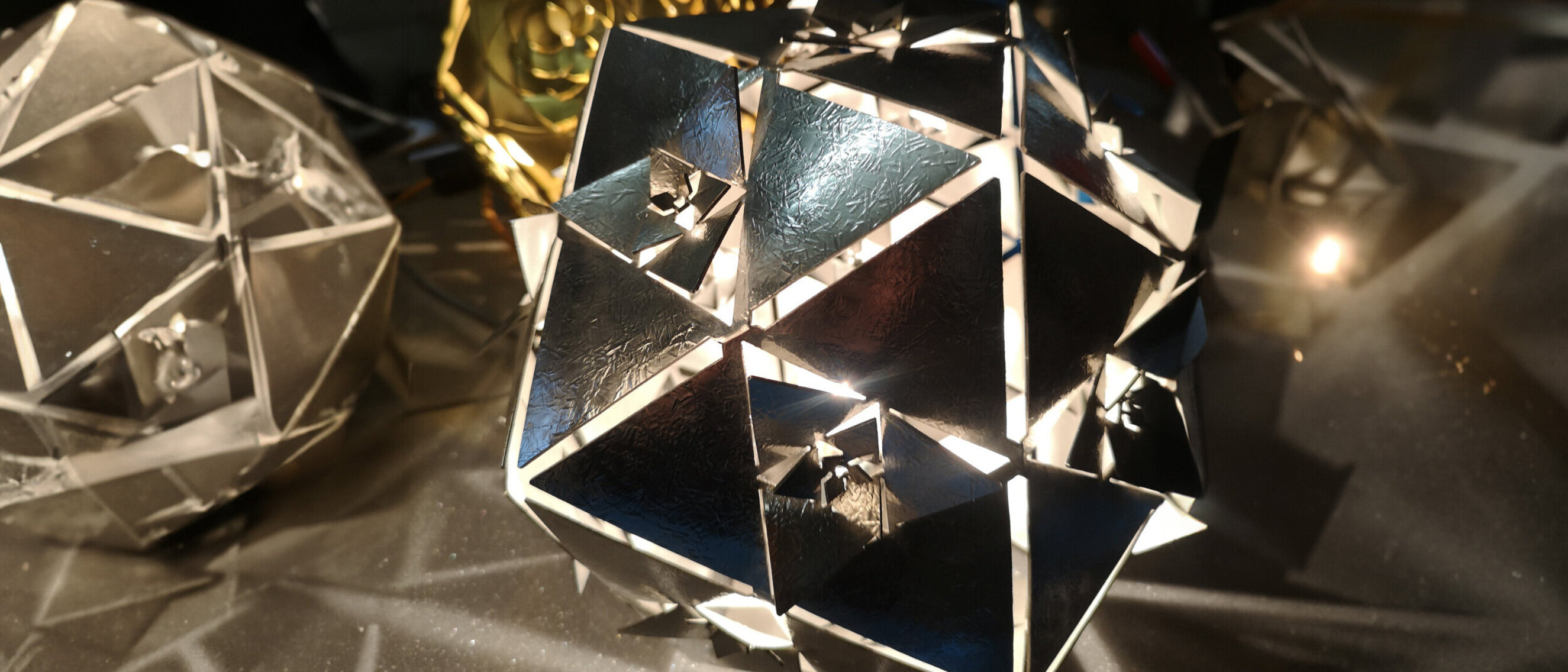 Ikosaeder Platonischer Körper Lampe: Wasser (Spezielles gehämmertes Muster, Rotierte Ansicht)
Diagonale Ansicht von KAGEs Ikosaeder Platonischer Körper Lampe mit einem speziellen gehämmerten Muster, das die tiefen Strömungen und texturierten Landschaften des Wasserelements widerspiegelt.