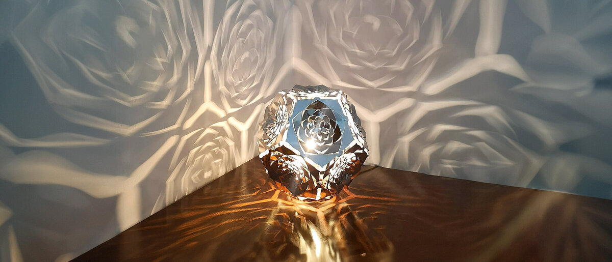 Dodekaeder Platonischer Körper Skulptur: Der Mond
Frontalansicht von KAGEs Edelstahl Dodekaeder Platonischer Körper Skulptur "Der Mond", der die ätherische Essenz von Mondstrahlen durch platonische Geometrie einfängt.