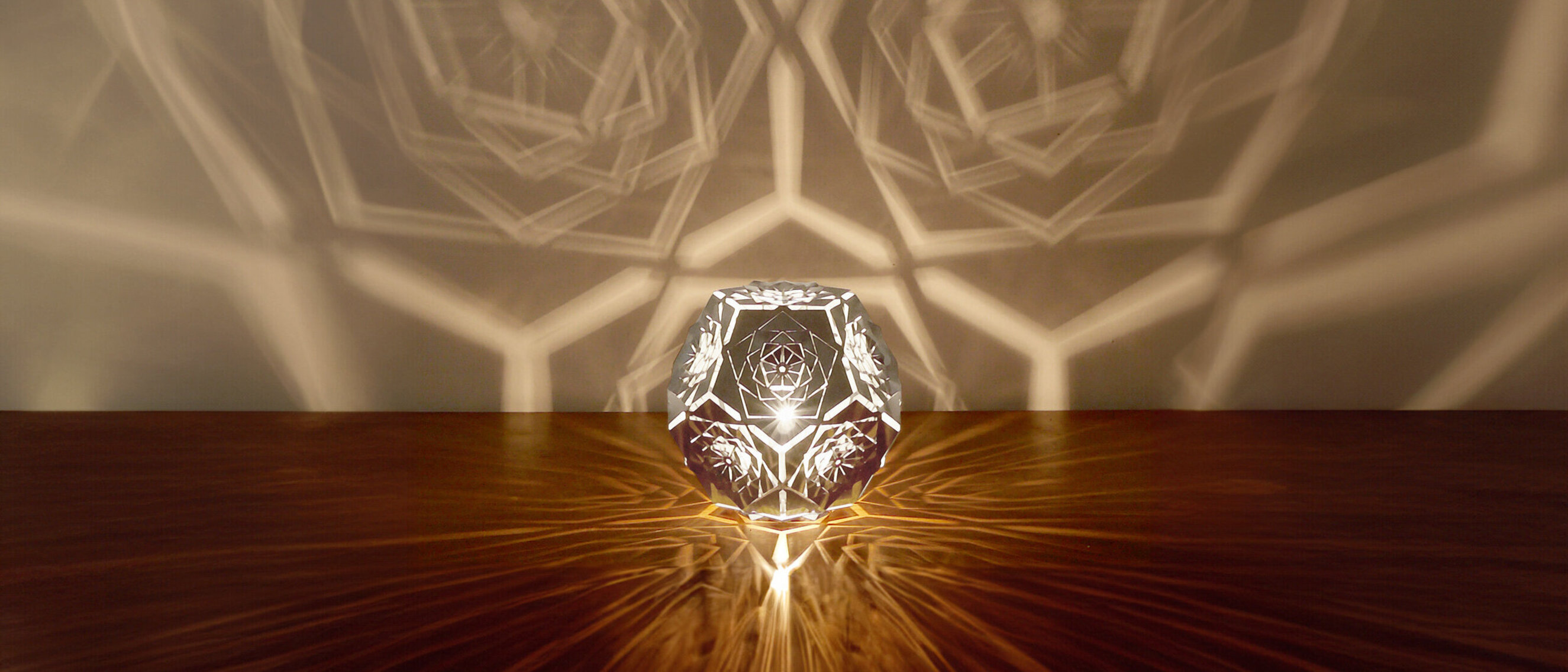 Dodekaeder Platonischer Körper Lampe: Äther (Rotierte Ansicht)
Gedrehte Perspektive von KAGEs strahlender hochglanzpolierter Edelstahl Dodekaeder Platonischer Körper Lampe, die das Ätherelement darstellt.