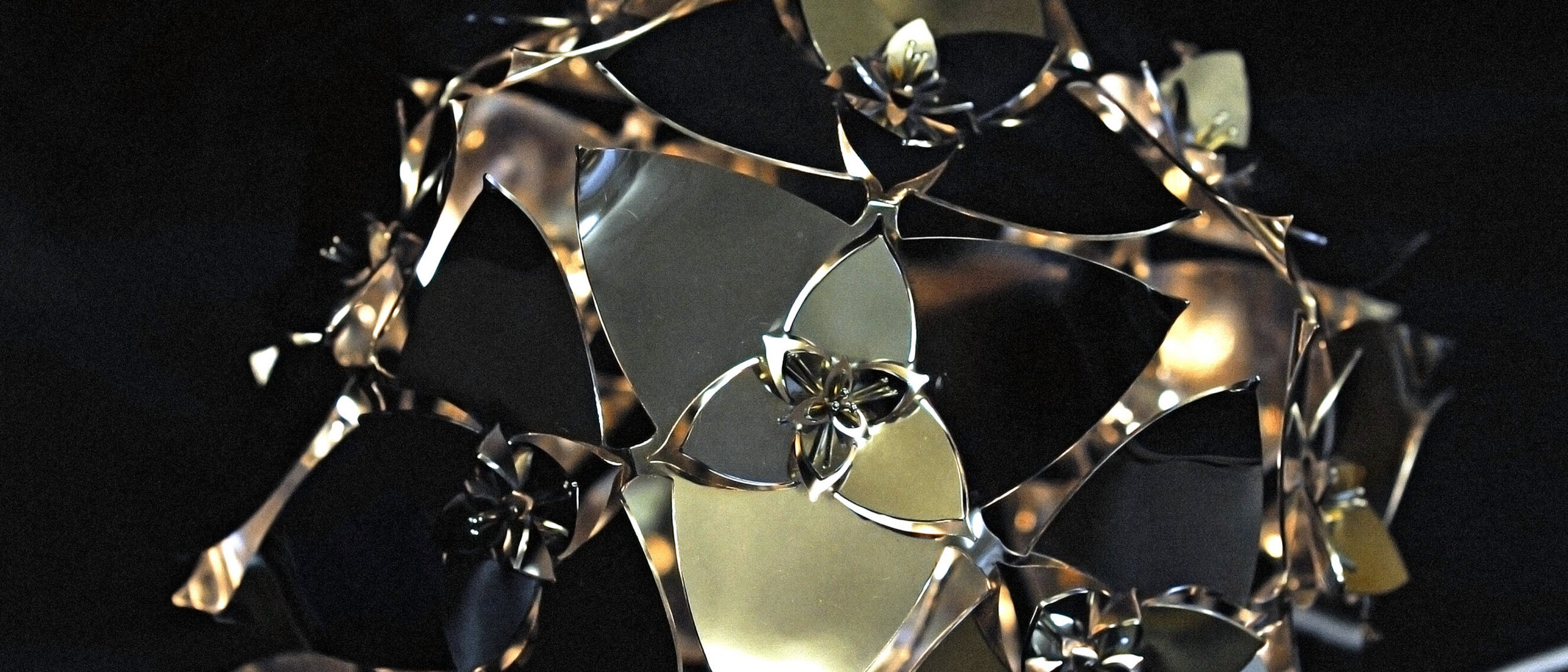 Flor de Cerrado by KAGE: A Top-Down Glimpse into Nature's Bloom
Bird's eye view of KAGE's "Flor de Cerrado", resembling a blossoming flower in radiant stainless steel.