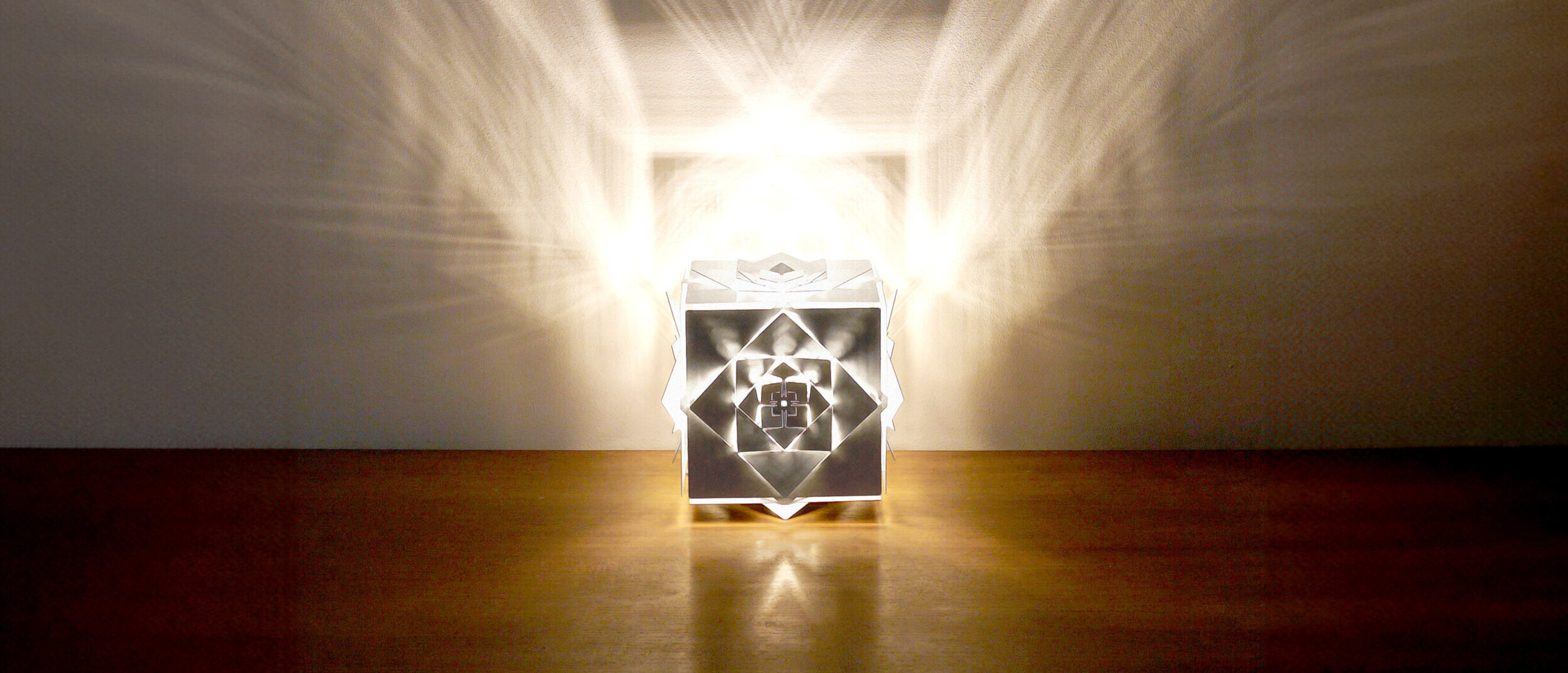 Hexaeder (Würfel) Platonischer Körper Lampe: Erde
Frontansicht von KAGEs hochglanzpoliertem Edelstahl Hexaeder (Würfel) Platonischer Körper Lampe, die das Wesen des Erdelements erleuchtet.