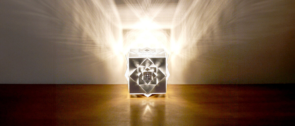 Hexaeder (Würfel) Platonischer Körper Lampe: Erde
Frontansicht von KAGEs hochglanzpoliertem Edelstahl Hexaeder (Würfel) Platonischer Körper Lampe, die das Wesen des Erdelements erleuchtet.