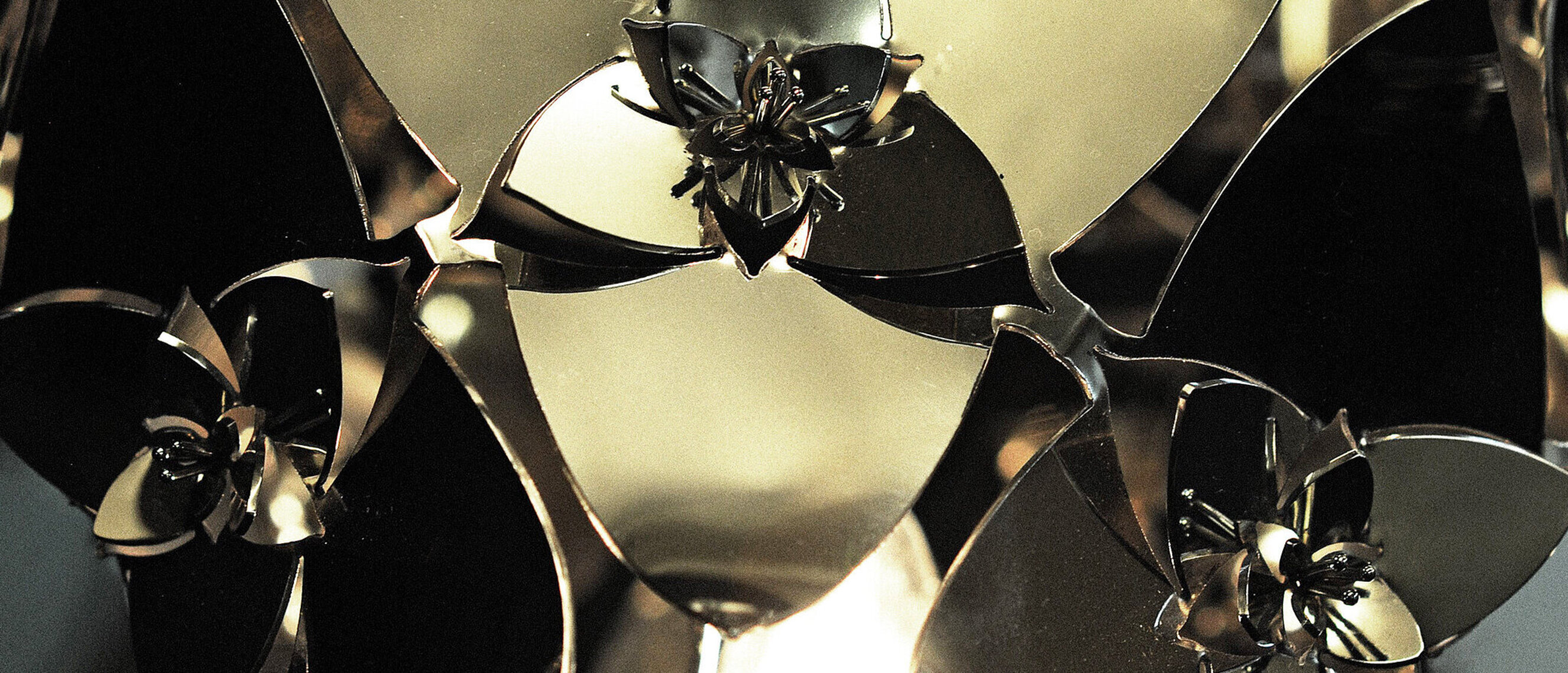 Flor de Cerrado: Nature's Radiance by KAGE
Detailed perspective of KAGE's stainless steel "Flor de Cerrado", inspired by the natural beauty of Brazil.