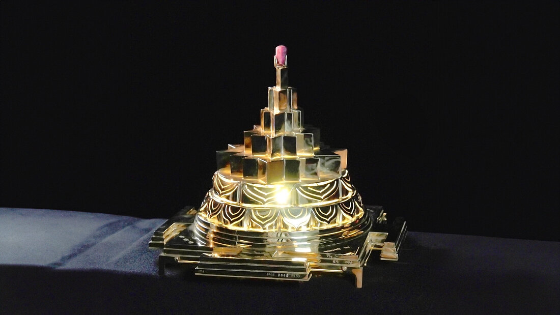 Sri Yantra von KAGE Gedrehte Perspektive von KAGEs Messing "Sri Yantra", das seine volle Pracht einfängt.