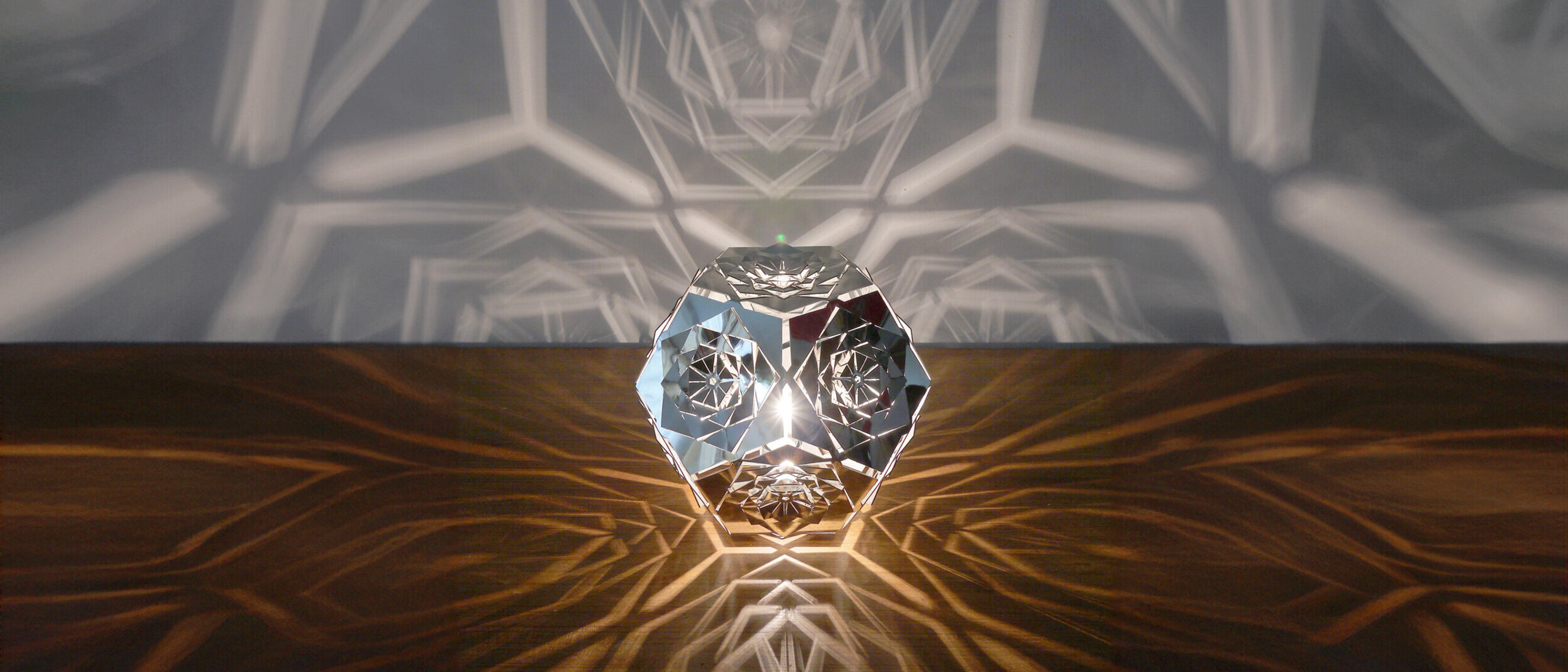 Dodekaeder Platonischer Körper Lampe: Äther
Frontansicht von KAGEs leuchtender hochglanzpolierter Edelstahl Dodekaeder Platonischer Körper Lampe, die das Ätherelement durch heilige Geometrie symbolisiert.